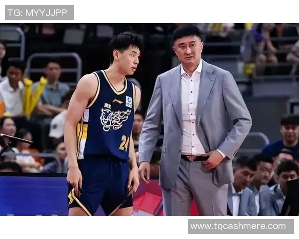 广州篮球队团队协作引发热议球迷对战术配合和球员默契提出质疑