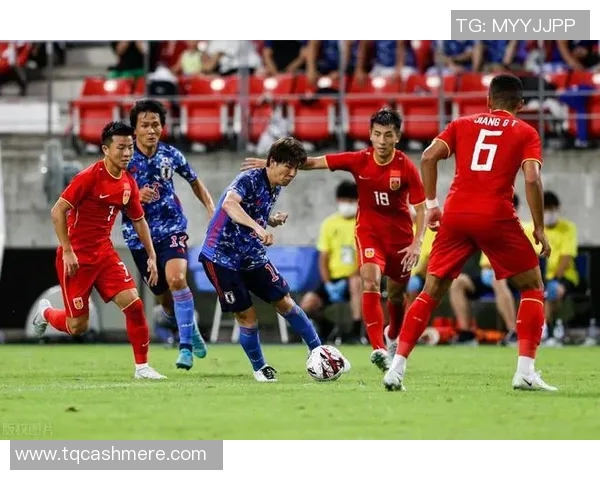 武汉足球队配合引发热议球迷对战术执行与团队默契的不同看法